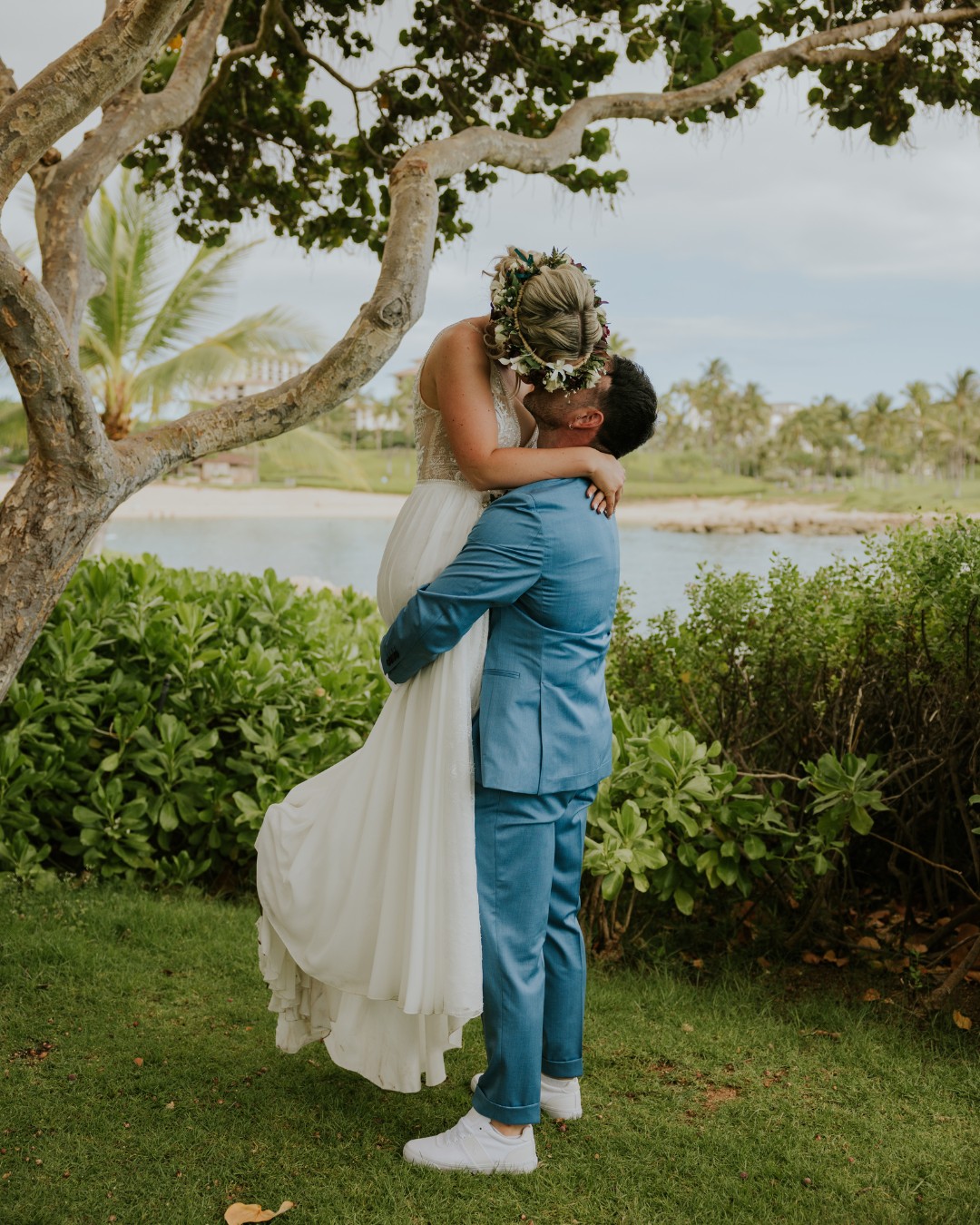 freie Traurednerin Janine3 Frisch vermähltes Paar umarmt sich unter einem Baum am hawaiianischen Strand – ein Herzensmoment voller Liebe, Leichtigkeit und Aloha-Spirit