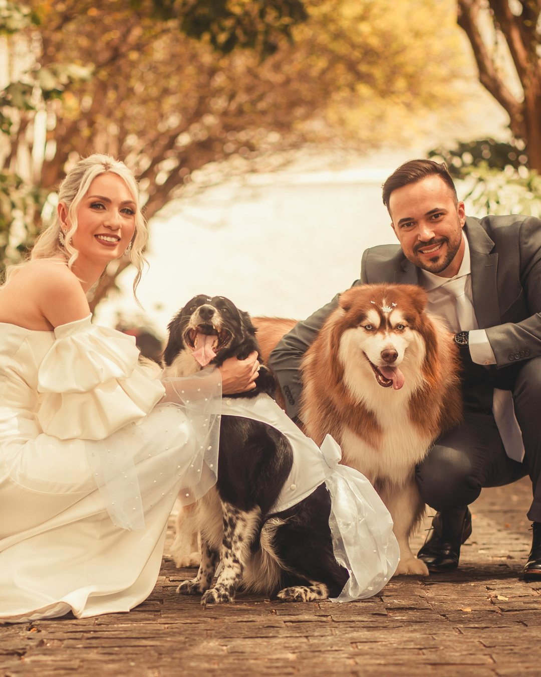 Freie Trauung im Grünen mit Traurednerin – das Brautpaar lacht und wirkt gelöst, ein Moment zum Wohlfühlen bei der Trauung