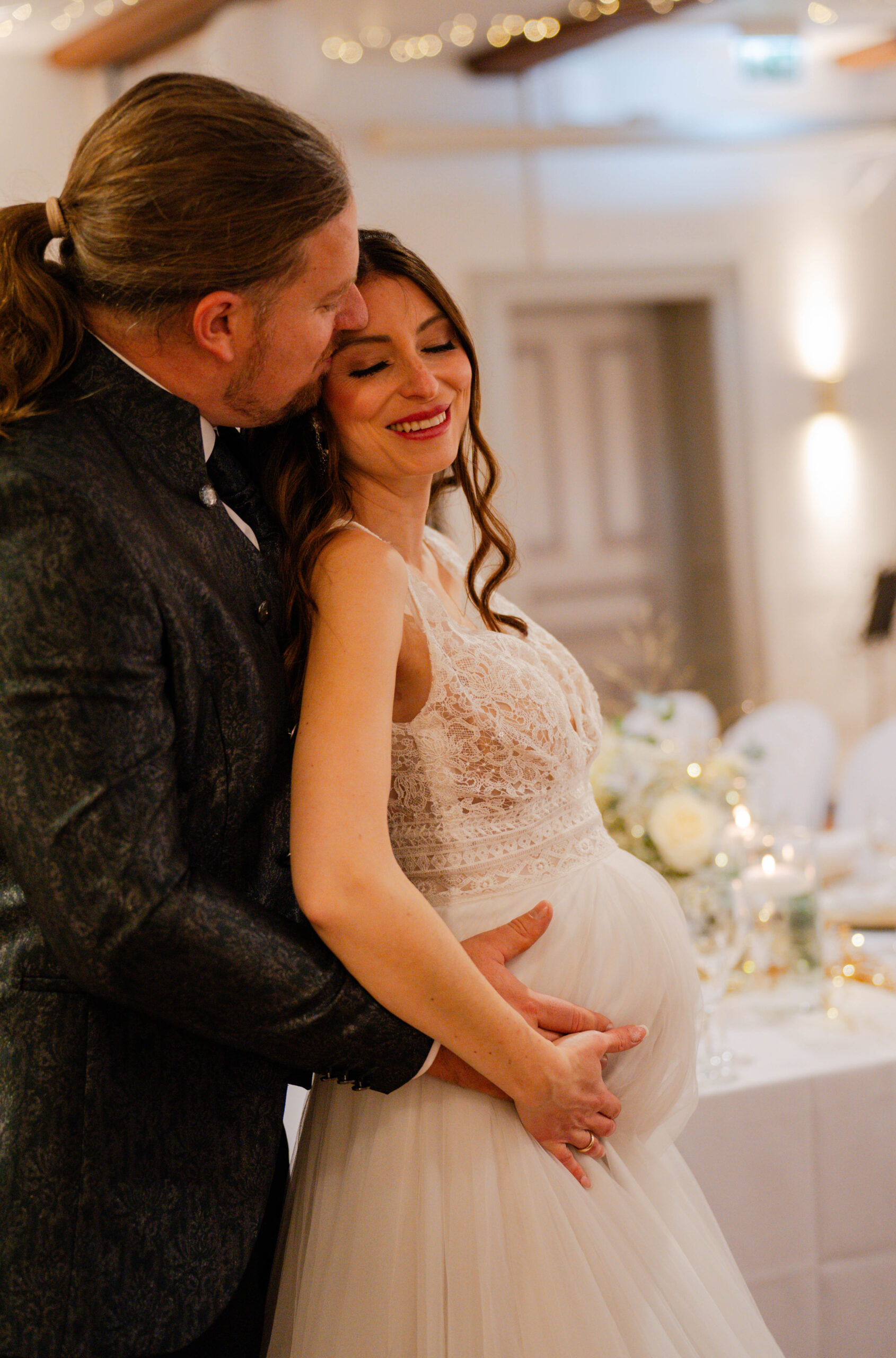 Freie Rednerin Janine bei einer Kinderwillkommensfeier im Freien, mit liebevoller Ausstrahlung und einer gelben Rose in der Hand – ein Moment voller Wärme und Achtsamkeit.